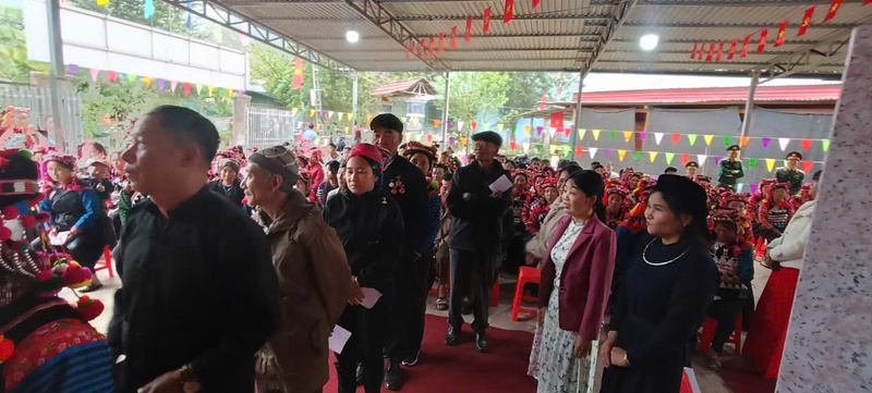 Ông Pờ Dần Sinh - nguyên lãnh đạo xã Sín Thầu đại diện cho người dân bỏ lá phiếu đầu tiên. Ảnh: Thanh Bình