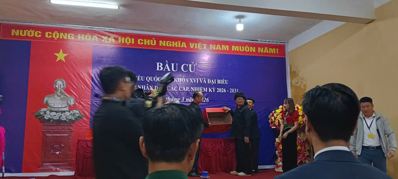 Ông Pờ Dần Xinh - nguyên lãnh đạo xã Sín Thầu, đồng thời là người có uy tín ở địa phương cho biết: “Trong cuộc đời mình tôi đã nhiều lần chỉ đạọ và tổ chức bầu cử ở địa phương với vai trò lãnh đạo. Tuy nhiên lần này được tham gia bỏ phiếu với vai trò một công dân nơi biên giới tôi có cảm xúc rất đặc biệt. Đồng thời, tôi cũng cảm nhận rõ khí thế và tinh thần phấn khởi của nhân dân trong xã”.