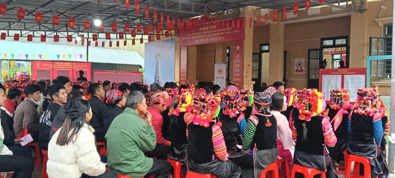 Mặc dù tổng diện tích tự nhiên trên 51.643 ha, dân số có trên 6.000 người, giao thông đi lại còn khó khăn, dân cư phân bố không tập trung, nhưng công tác bầu cử tại đây luôn được ưu tiên. Cử tri xã Sín Thầu rực rỡ trong trang phục truyền thống của đồng bào các dân tộc đi bầu cử. Ảnh: Thanh Bình