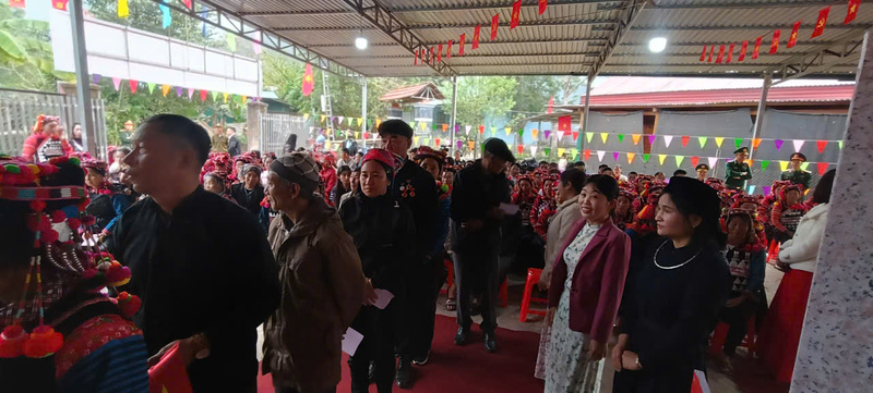 Từ nơi địa đầu Tổ quốc, cử tri xã Sín Thầu hân hoan tham gia bầu cử với niềm tin và kỳ vọng vào sự phát triển của quê hương. Mỗi lá phiếu sẽ gửi gắm trách nhiệm công dân và niềm tin vào chặng đường mới của đất nước. Ảnh: Thanh Bình