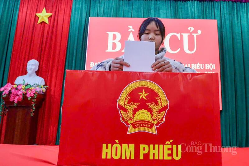 Chị Sùng Thị Giang (25 tuổi, thôn Xín Mần Kha, xã Lũng Cú) bày tỏ niềm vui khi được trực tiếp thực hiện quyền bầu cử của mình. Theo chị Giang, dù trời có mưa nhưng người dân trong thôn vẫn đến điểm bỏ phiếu từ sớm để tham gia ngày hội bầu cử.