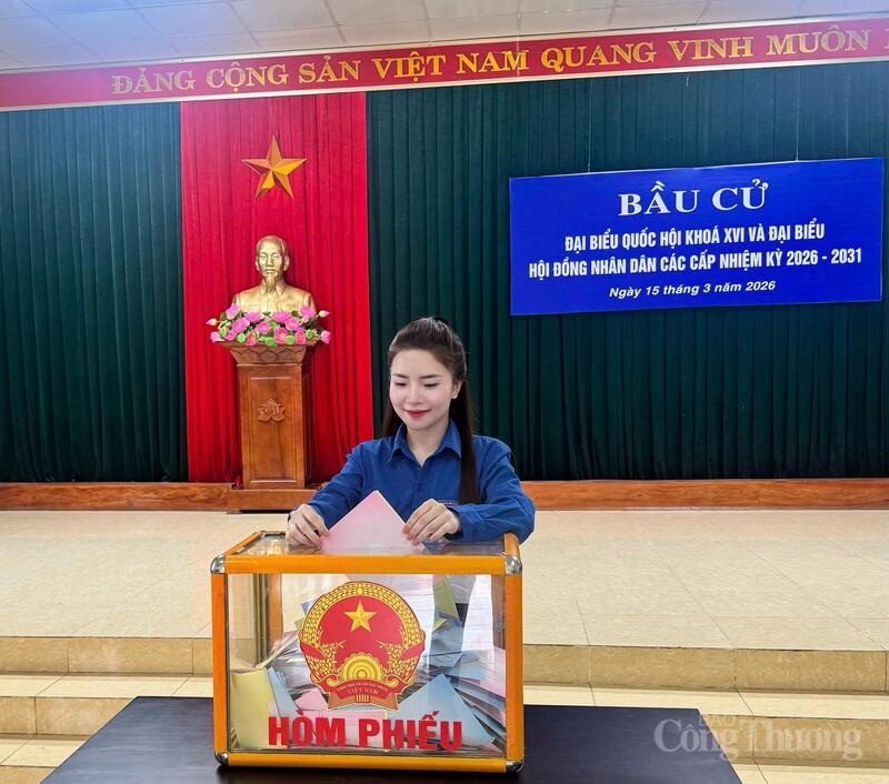 Đồng chí Lê Thị Thanh Huyền, Bí thư Đoàn Thanh niên Báo Công Thương tham gia bỏ phiếu tại địa phương.