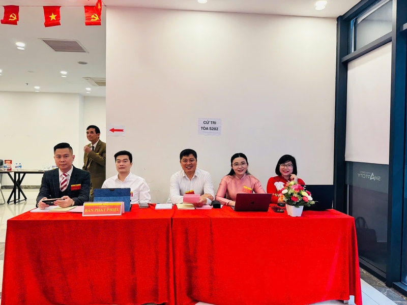 Tổ bầu cử hy vọng các cử tri sẽ lựa chọn ra được những đại biểu ưu tú, góp phần xây dựng đất nước trong kỷ nguyên phát triển. Ảnh: Mai Linh