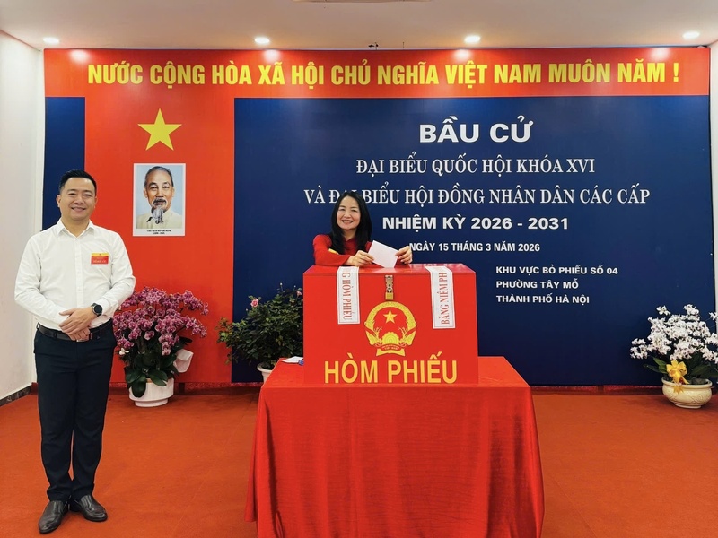 Sau lễ khai mạc, các cử tri bắt đầu bỏ phiếu thực hiện quyền công dân của mình. Ảnh: Mai Linh