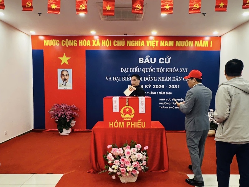 Nhiều cử tri có mặt từ 7h sáng để bỏ phiếu. Ảnh: Mai Linh