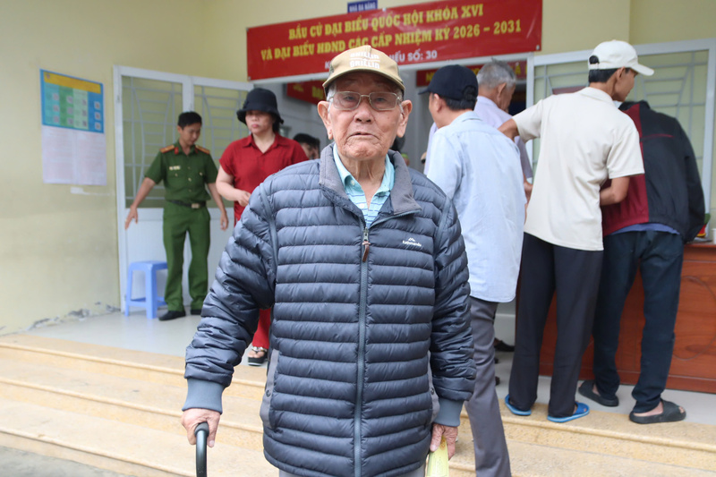 Cử tri lớn tuổi tham gia bầu cử tại Khánh Hoà ngay từ sáng sớm.