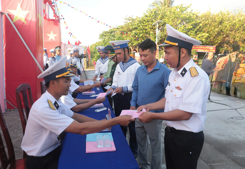 Cử tri là cán bộ, chiến sĩ và Nhân dân đặc khu Trường Sa, tỉnh Khánh Hòa thực hiện quyền bầu cử.