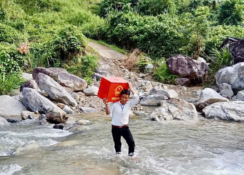 Những thùng phiếu di động "băng rừng, lội suối" theo đúng nghĩa. Ảnh: Nguyễn Dương