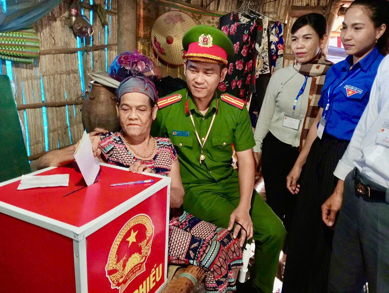 Chính quyền xã Tây Trà Bồng đem thùng phiếu di động về cho những người già, tuổi cao sức yếu tham gia bỏ phiếu. Ảnh: Nguyễn Dương