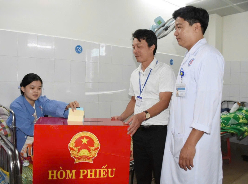 Tại khu vực bỏ phiếu số 27 đặt tại Bệnh viện Đa khoa tỉnh Quảng Ngãi (phường Nghĩa Lộ), thùng phiếu di động được thành viên tổ bầu cử đưa đến tận giường bệnh. Ảnh: Q.Ng