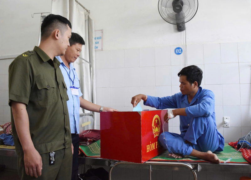 Bỏ phiếu bầu cử tại bệnh viện là kỷ niệm đáng nhớ của nhiều người. Ảnh: Q.Ng