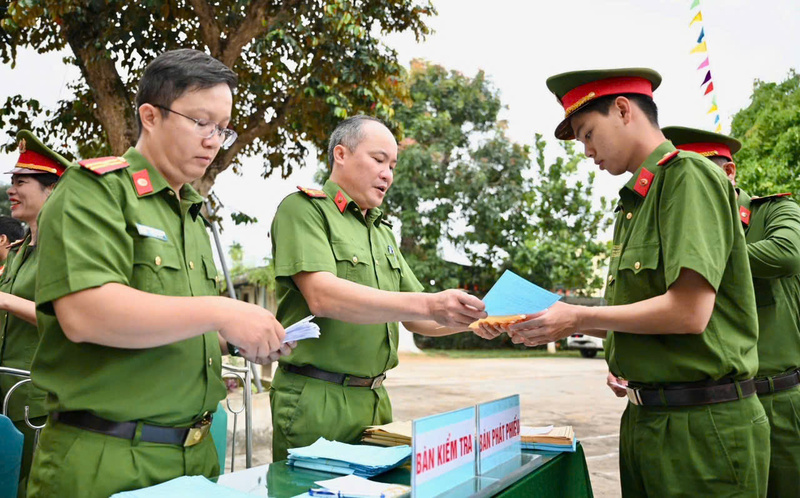 Các cán bộ, chiến sĩ, người bị tạm giữ, tạm giam (đủ điều kiện bỏ phiếu) tham gia bỏ phiếu bầu cử tại Trại tạm giam số 1. Ảnh: Q.Ng