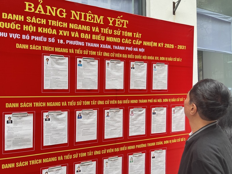 Cử tri theo dõi thông tin ứng cử viên đại biểu Quốc hội và đại biểu Hội đồng nhân dân các cấp tại khu vực bầu cử.