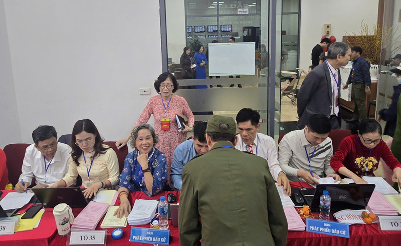 Các thành viên trong tổ bầu cử tận tình hướng dẫn mọi người thực hiện đúng quy trình bỏ phiếu.