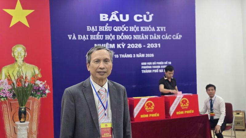 Ông Trần Đức Biên - Tổ trưởng tổ bầu cử số 18, phường Thanh Xuân.