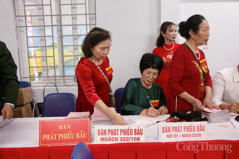 Các thành viên tổ bầu cử tận tình hướng dẫn, hỗ trợ cử tri đến thực hiện quyền bầu cử.