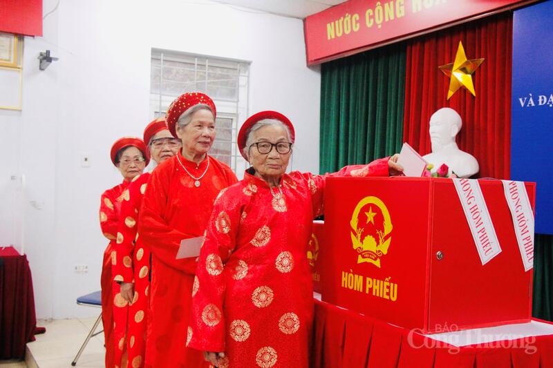 Ngay từ sớm, nhiều cụ cao tuổi đã có mặt tại khu vực bỏ phiếu, hào hứng thực hiện quyền công dân.