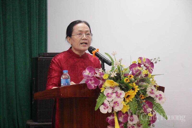 Bà Lê Thị Luyến, Tổ trưởng tổ bầu cử Khu vực bỏ phiếu số 29, phường Từ Liêm phát biểu khai mạc ngày bầu cử.