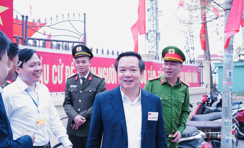 Đồng chí Phạm Quang Ngọc, Ủy viên Ban Chấp hành Trung ương Đảng, Phó Bí thư Tỉnh ủy, Chủ tịch UBND tỉnh Hưng Yên bày tỏ sự vui mừng trước không khí trang trọng, dân chủ và tinh thần trách nhiệm của cử tri khi tham gia bầu cử.