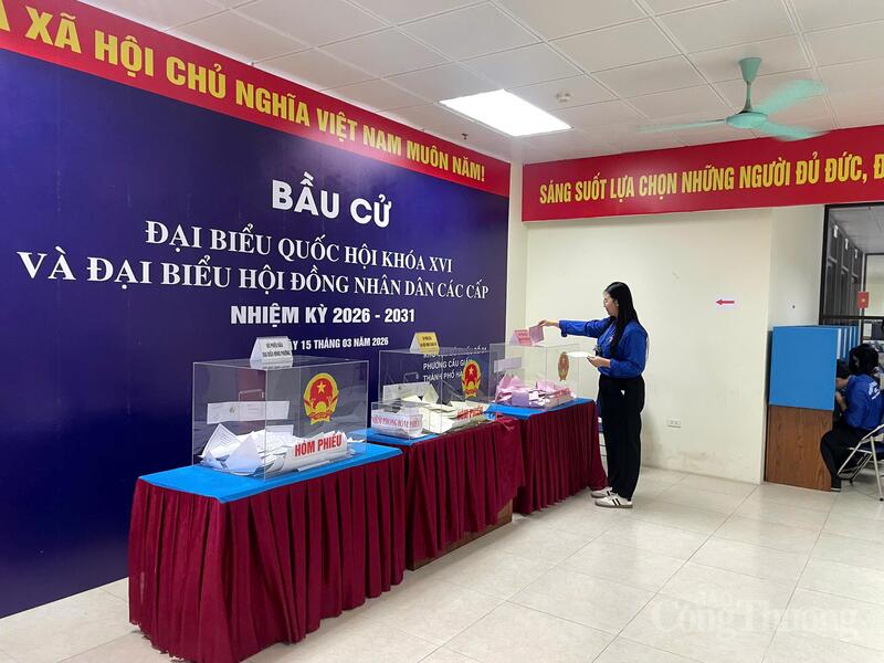 Sinh viên Lê Thị Gia Linh, lớp Truyền thông đa phương tiện, Học viện Báo chí và Tuyên truyền hào hứng đi bỏ phiếu.