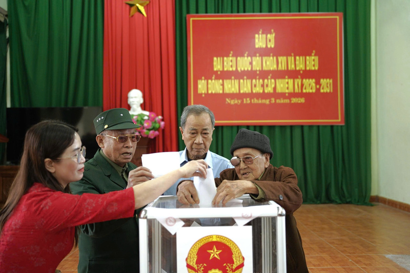 Cán bộ Lão thành cách mạng Đỗ Hùng Lâm (áo nâu bên phải) tham gia bầu cử.