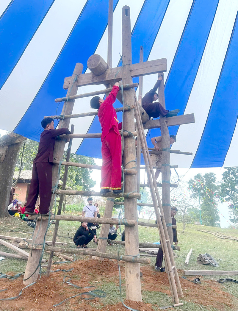 Các nghệ nhân kỳ công vận chuyển cây đu truyền thống từ Phú Thọ về Làng Văn hóa - Du lịch các dân tộc Việt Nam