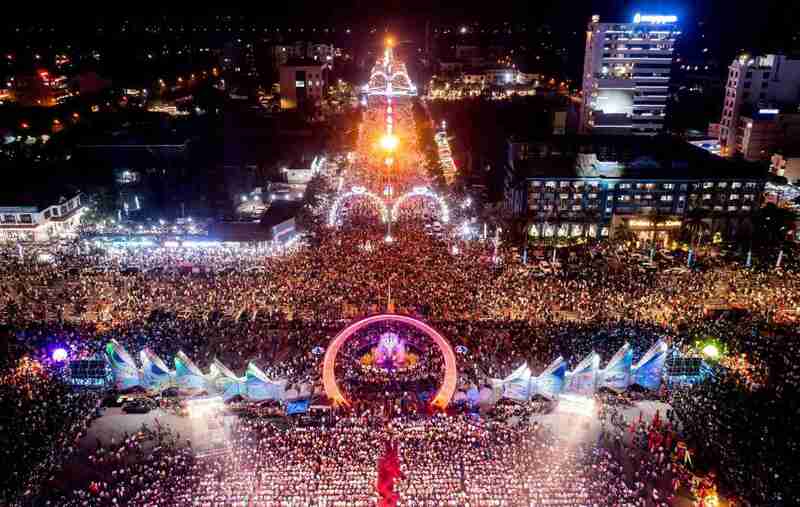 Cửa Lò luôn đông kín du khách trong ngày khai trương mùa du lịch. Ảnh: Duy Chương