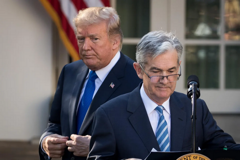 Tổng thống Donald Trump (bên trái) và Chủ tịch Fed Jerome Powell. Ảnh: Forbes