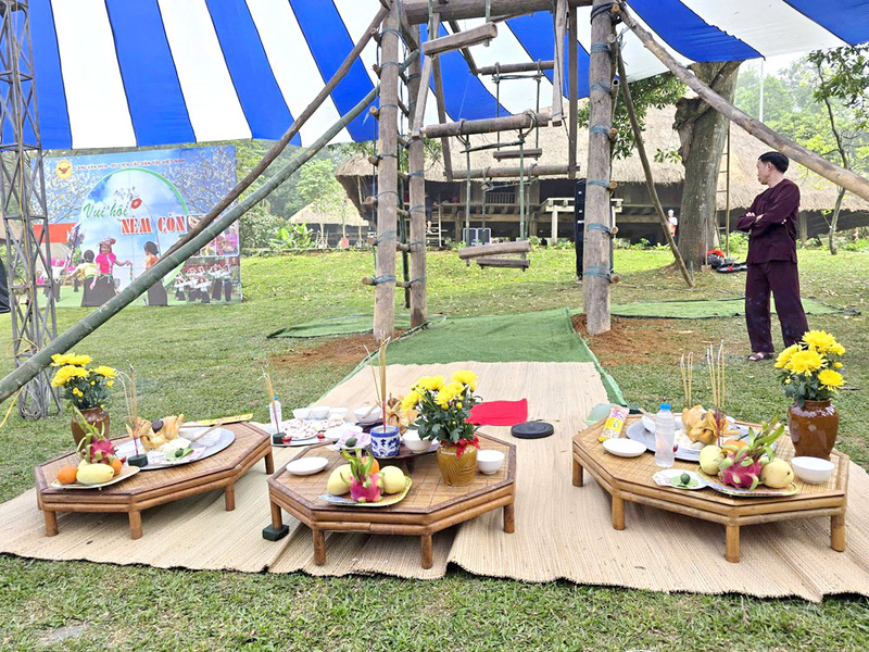 Trước khi vào hội, lễ cúng "Ví đu" là nghi lễ không thể thiếu. Ba mâm lễ cúng gồm gà, hoa quả, rượu, nước... được chuẩn bị chu đáo