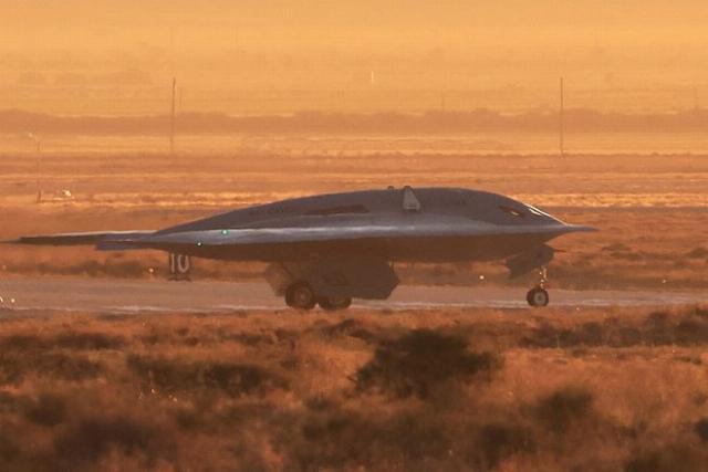 Máy bay ném bom B-21 trong chuyến bay thử nghiệm. Ảnh: Breaking Defense
