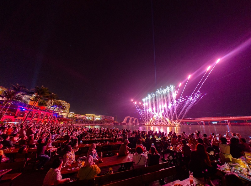 Các show diễn nghệ thuật đình đám được tổ chức mỗi tối tại thị trấn Hoàng Hôn thu hút lượng lớn du khách. Ảnh: Ánh Dương