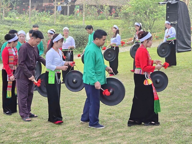 Những nhịp chiêng Mường rộn ràng tại hội Ví đu