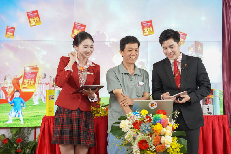 Khách hàng hào hứng đến tham gia lễ quay số công khai của HDBank