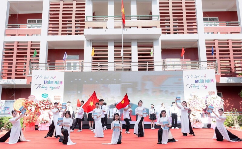 Tích cực tham gia các hoạt động văn hóa, văn nghệ, ngoại khoá, phát huy tinh thần năng động, sáng tạo và hội nhập.