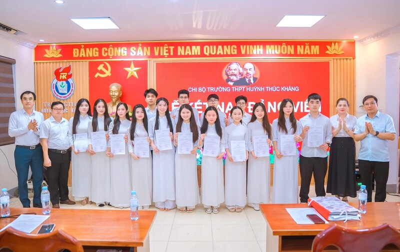 Học sinh nhà trường luôn phấn đấu học tập, rèn luyện tốt, tu dưỡng đạo đức, lối sống.