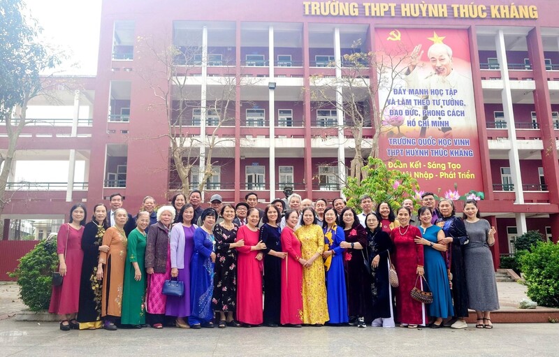 Đội ngũ cán bộ, nhà giáo, nhân viên nhà trường qua các thế hệ đều khẳng định trình độ chuyên môn cao và sự tâm huyết, trách nhiệm với học sinh, sự nghiệp giáo dục.