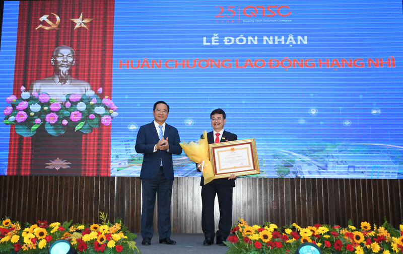 Chủ tịch UBND TP. Hồ Chí Minh Nguyễn Văn Được trao Huân chương Lao động hạng Nhì cho ông Trần Hữu Dũng - Giám đốc Công ty TNHH Một thành viên phát triển công viên phần mềm Quang Trung tại sự kiện. Ảnh: Thanh Minh