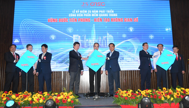 Lãnh đạo TP. Hồ Chí Minh, Bộ Khoa học - Công nghệ và các đại biểu thực hiện nghi thức Chương trình Lễ kỷ niệm 25 năm phát triển Công viên Phần mềm Quang Trung. Ảnh: Thanh Minh.