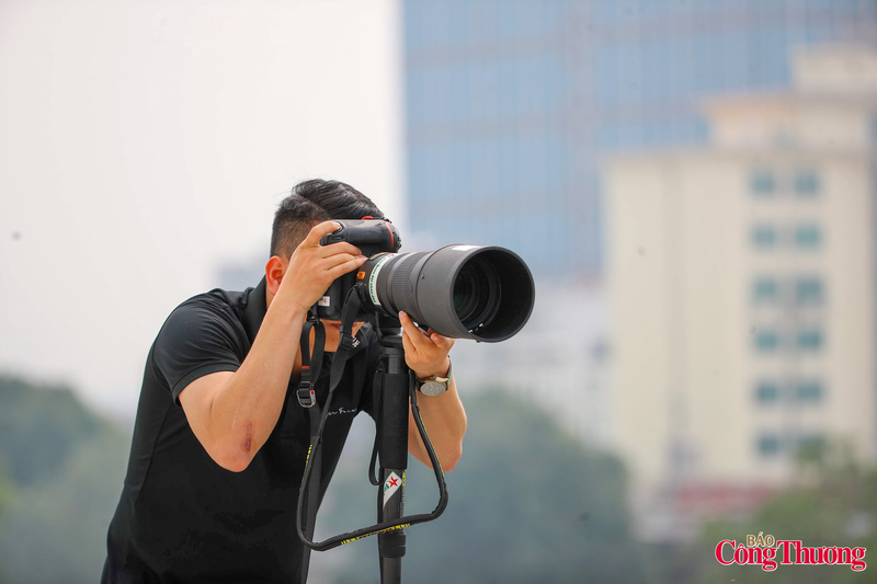 Nguyễn Tuấn Huy sống ở Hà Nội, là một nhiếp ảnh gia chuyên nghiệp, anh đam mê khám phá những góc ảnh đời sống từ thành thị tới nông thôn. Trung tuần tháng 3, anh bắt đầu những chuyến đi “săn ảnh” mùa hoa gạo ở miền Bắc. Cây gạo cổ thụ ở Hồ Gươm là địa điểm đầu tiên anh lựa chọn cho bộ ảnh của mình.