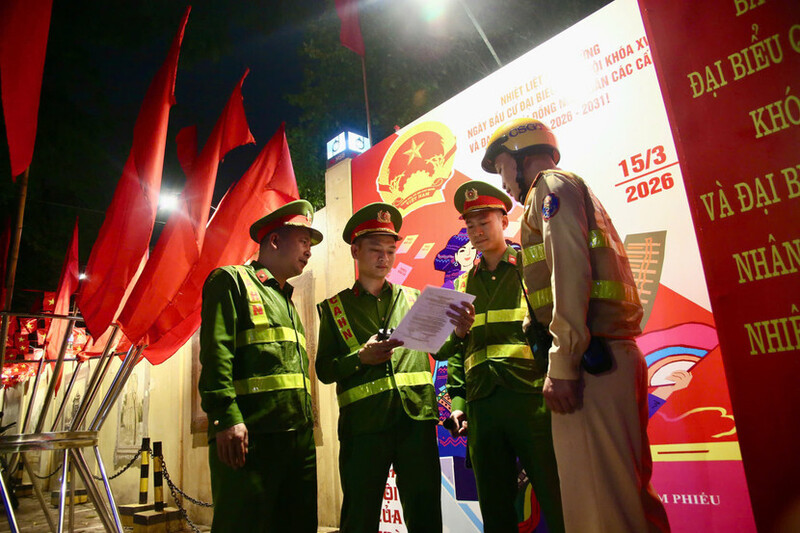Lực lượng Cảnh sát giao thông, Cảnh sát trật tự tăng cường tuần tra, kiểm soát, đảm bảo an toàn giao thông, trật tự đô thị phục vụ ngày bầu cử. Ảnh: Đoàn Nhuần