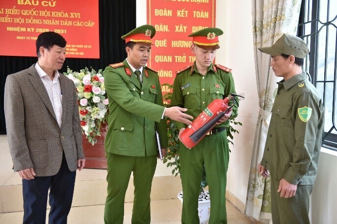 Lực lượng Cảnh sát Phòng cháy chữa cháy và cứu nạn cứu hộ cùng Công an cơ sở kiểm tra, hướng dẫn công tác bảo đảm an toàn phòng cháy chữa cháy tại các khu vực bỏ phiếu. Ảnh: Công an Hà Nội