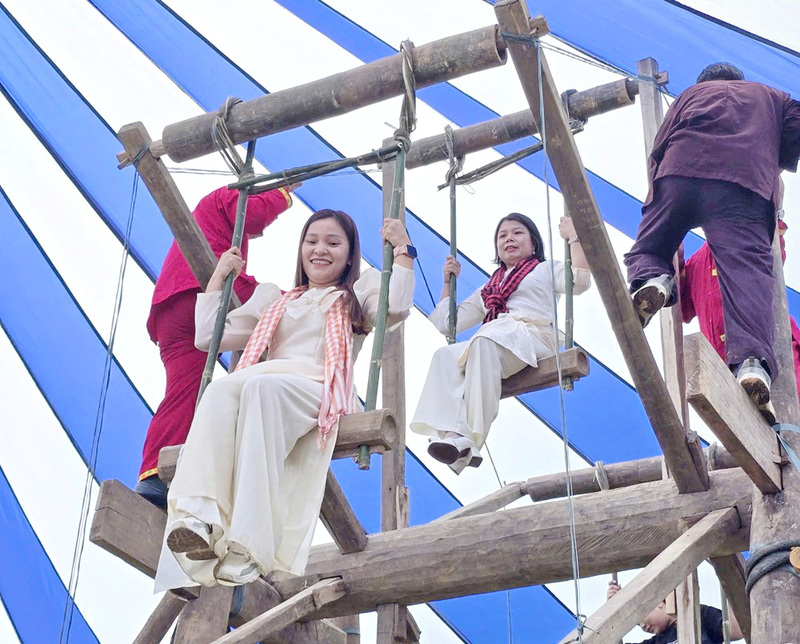 Du khách thích thú trải nghiệm Ví đu tại Làng Văn hóa - Du lịch các dân tộc Việt Nam