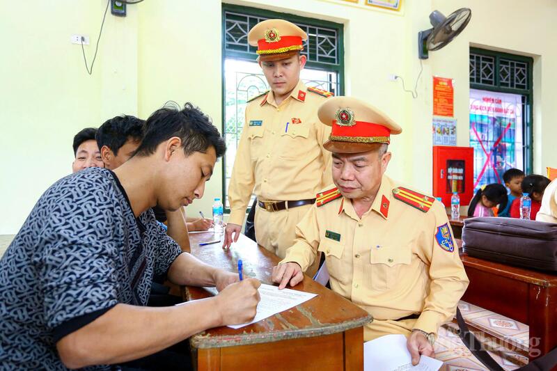 Đội Cảnh sát đường thủy số 1 tuyên truyền người dân ký cam kết về an toàn đường thủy.