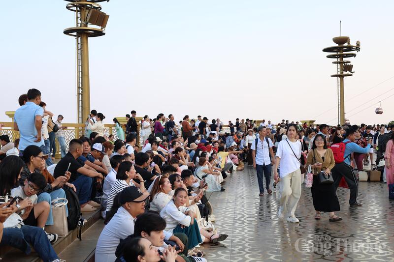 Khách tham quan tại Khu du lịch Quốc gia Núi Bà Đen, Tây Ninh