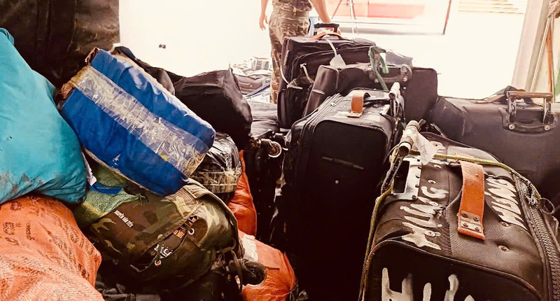 Các đối tượng dùng nhiều thủ đoạn và lợi dụng đường mòn, lối mở, vận chuyển trái phép thực phẩm nhập lậu, không rõ nguồn gốc.