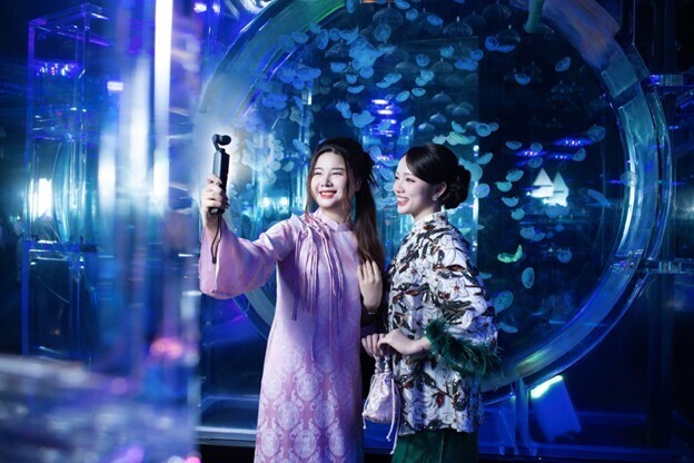 Du khách checkin tại bể sứa lung linh sắc màu.