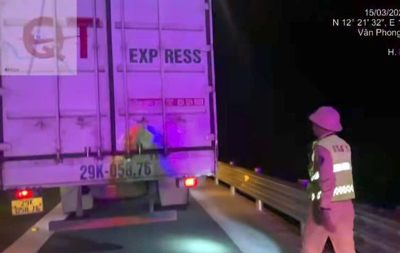 Cảnh sát giao thông sẽ ghi hình, thông báo xử phạt nguội tới chủ phương tiện về hành vi dừng đỗ sai quy định. Ảnh: Cục Cảnh sát giao thông