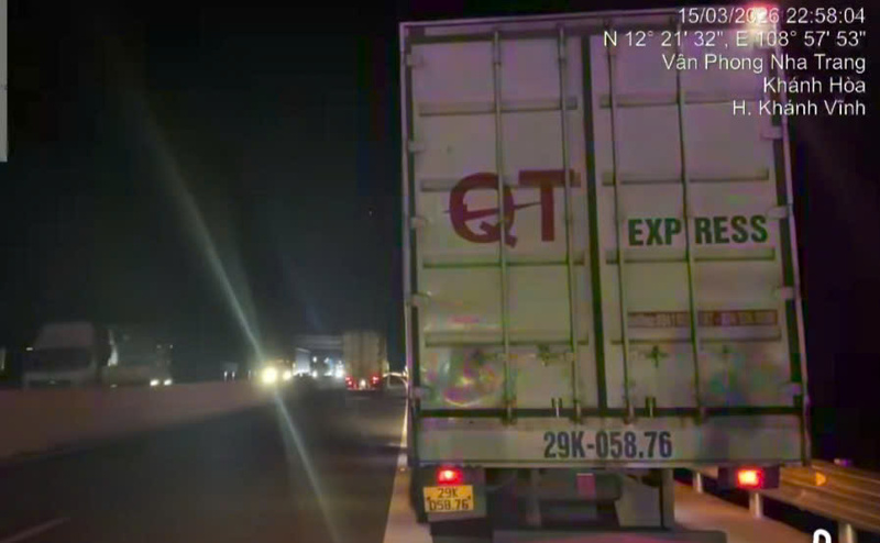 Một trường hợp xe tải dừng đỗ sai quy định trên cao tốc. Ảnh: Cục Cảnh sát giao thông