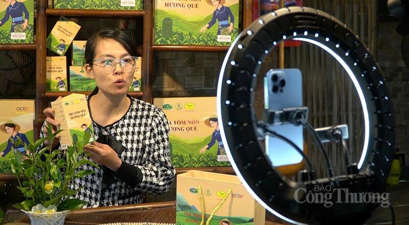 Hợp tác xã nông sản Phú Lương đưa các sản phẩm chè lên các nền tảng thương mại điện tử.