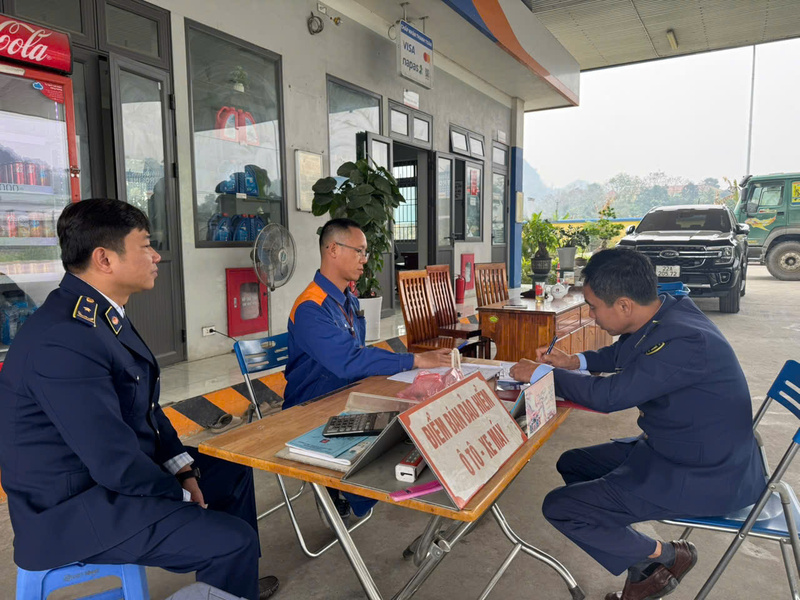 Lực lượng Quản lý thị trường tỉnh Tuyên Quang tuyên truyền, ký cam kết chấp hành quy định pháp luật trong kinh doanh xăng dầu với cửa hàng xăng dầu Petrolimex số 55. Ảnh: Quản lý thị trường Tuyên Quang